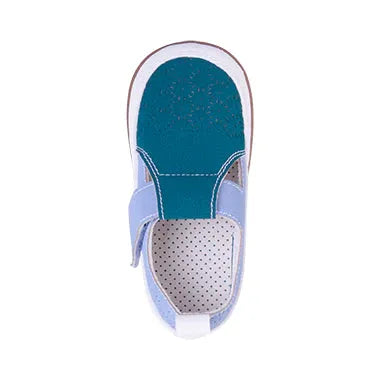 Par de Baby Lobitos Barefoot Troquelados Azul, calçado infantil barefoot azul com padrão troquelado e fecho lateral em velcro. Sola flexível de 3mm, leve e anatómico.