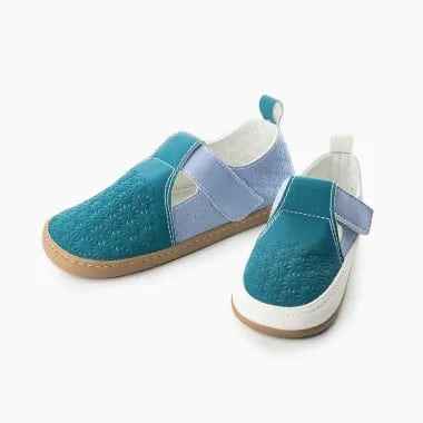 Par de Baby Lobitos Barefoot Troquelados Azul, calçado infantil barefoot azul com padrão troquelado e fecho lateral em velcro. Sola flexível de 3mm, leve e anatómico.