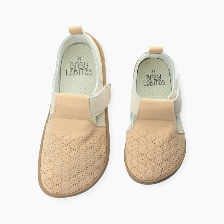 Par de Baby Lobitos Barefoot Troquelados Cream, calçado infantil respeitador em tons creme e bege, com design troquelado, sola flexível e fecho em velcro.