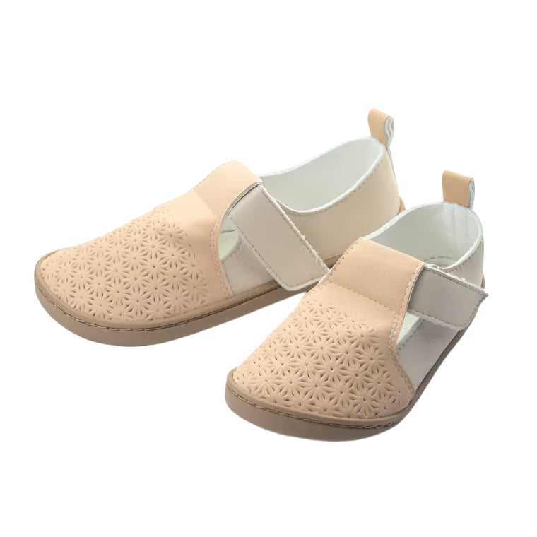 Par de Baby Lobitos Barefoot Troquelados Cream, calçado infantil respeitador em tons creme e bege, com design troquelado, sola flexível e fecho em velcro.