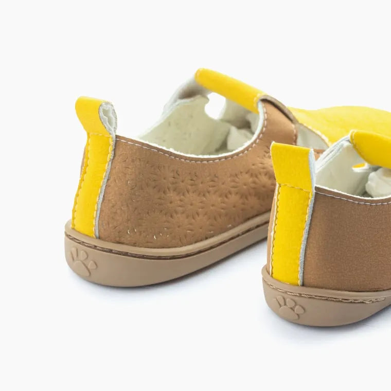 Par de Baby Lobitos Barefoot Troquelados Mostarda, calçado infantil barefoot amarelo mostarda com recortes troquelados e fecho lateral em velcro. Sola flexível de 3mm, leve e anatómico.