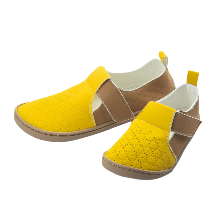 Par de Baby Lobitos Barefoot Troquelados Mostarda, calçado infantil barefoot amarelo mostarda com recortes troquelados e fecho lateral em velcro. Sola flexível de 3mm, leve e anatómico.