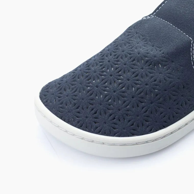 Detalhe da textura do Baby Lobitos Barefoot Troquelados Navy, mostrando a superfície em tecido técnico transpirável e resistente a abrasões.