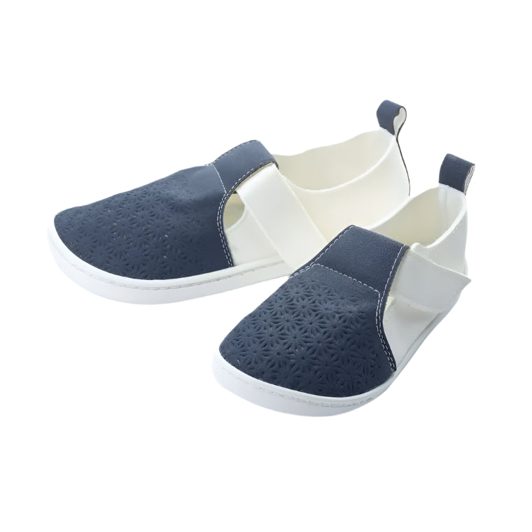 Par de Baby Lobitos Barefoot Troquelados Navy, em azul-marinho e branco, com design troquelado, sola flexível e fecho em velcro. Calçado respeitador e anatómico.