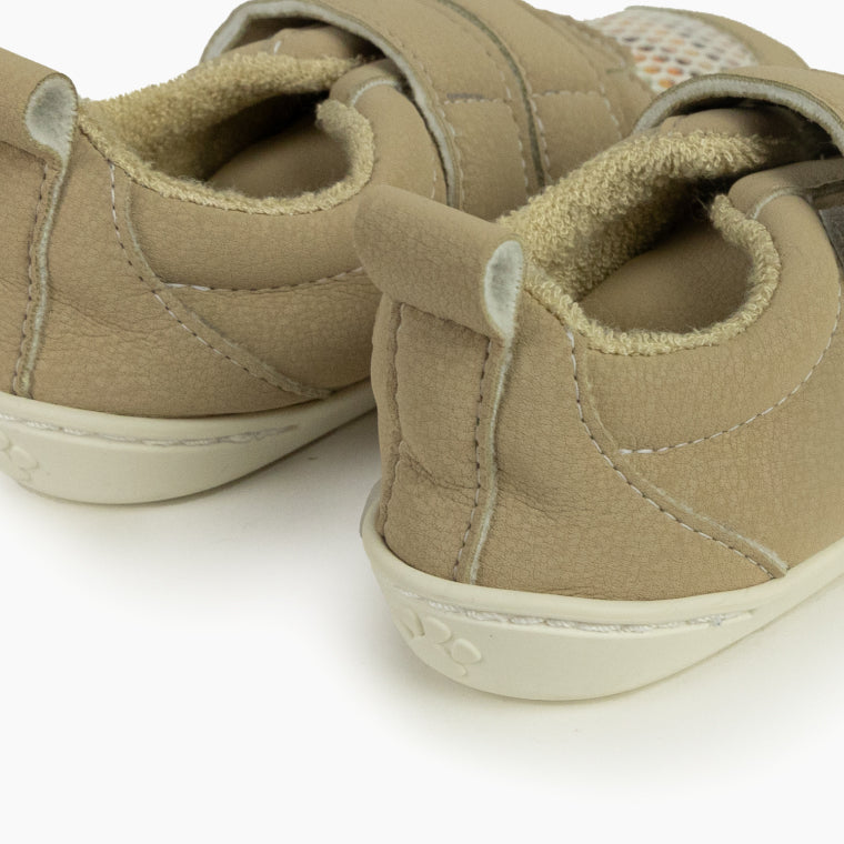 Detalhe da parte traseira das sapatilhas Baby Lobitos Duna, focando o forro de bambu e as abas de puxar no calcanhar.