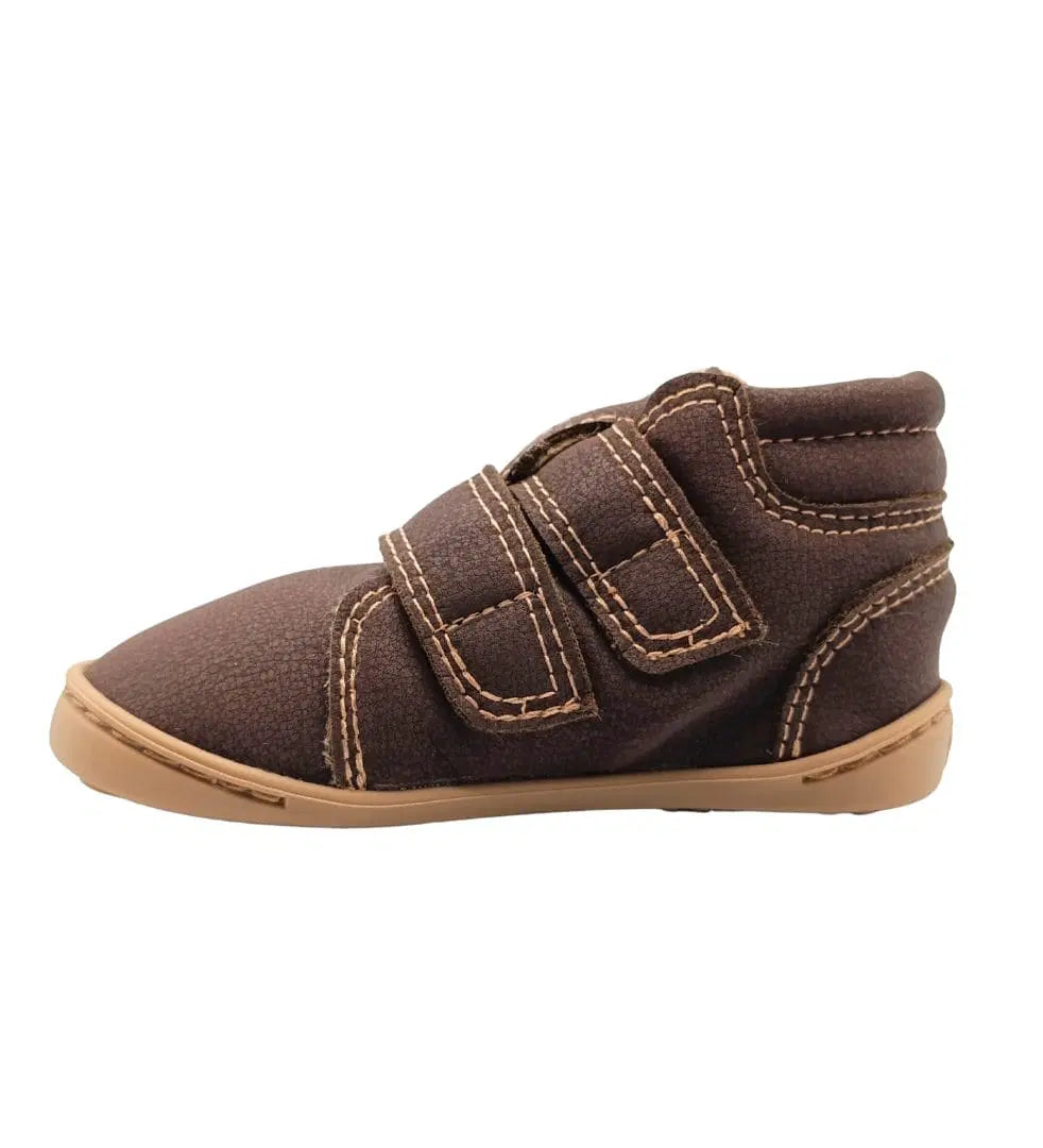 Par de Baby Lobitos Eclipse, botas barefoot infantis marrons com sola zero drop de 3,5mm. Design respeitador, flexível e quente, com fecho duplo em velcro.