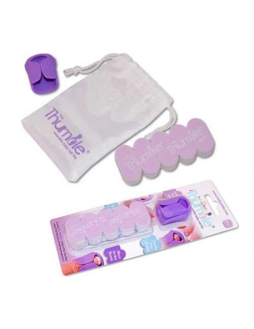 Pais a utilizar a lima Baby Nails no dedo polegar para cuidar das unhas do bebé.
