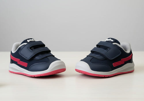 Par de sapatilhas Chetto BabyFree azul marinho com velcro, exibindo o design desportivo e as cores contrastantes (azul, rosa, branco).