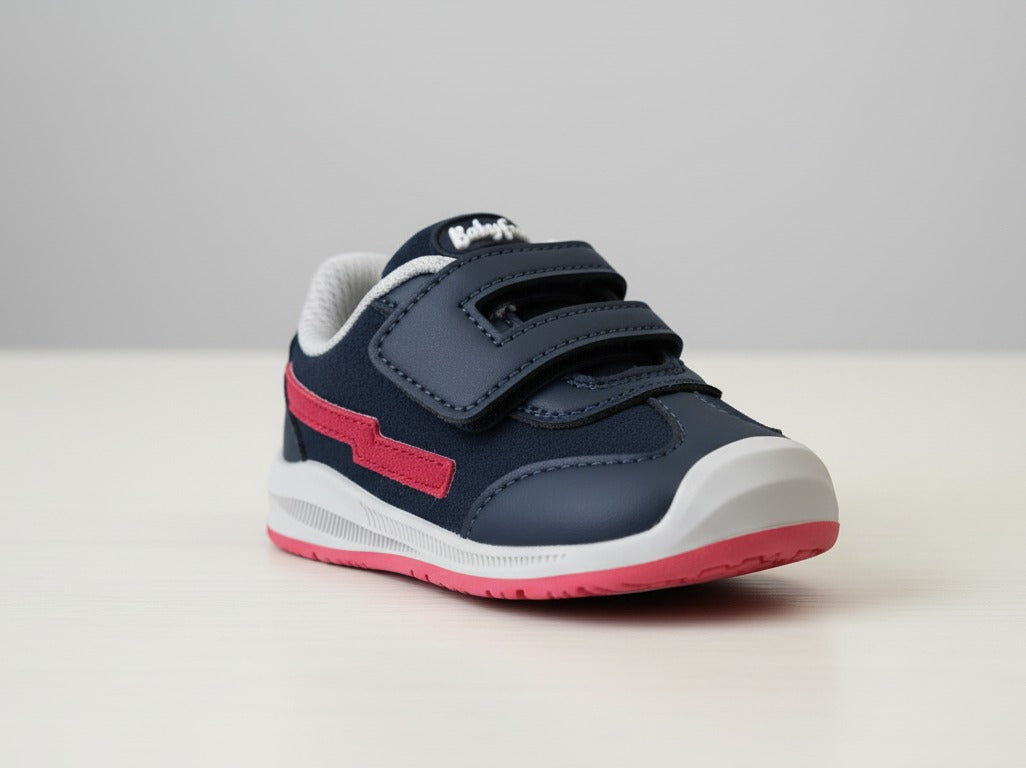 Sapatilha barefoot infantil Chetto BabyFree azul marinho com detalhes rosa, vista lateral, fecho de velcro duplo e sola branca/rosa.