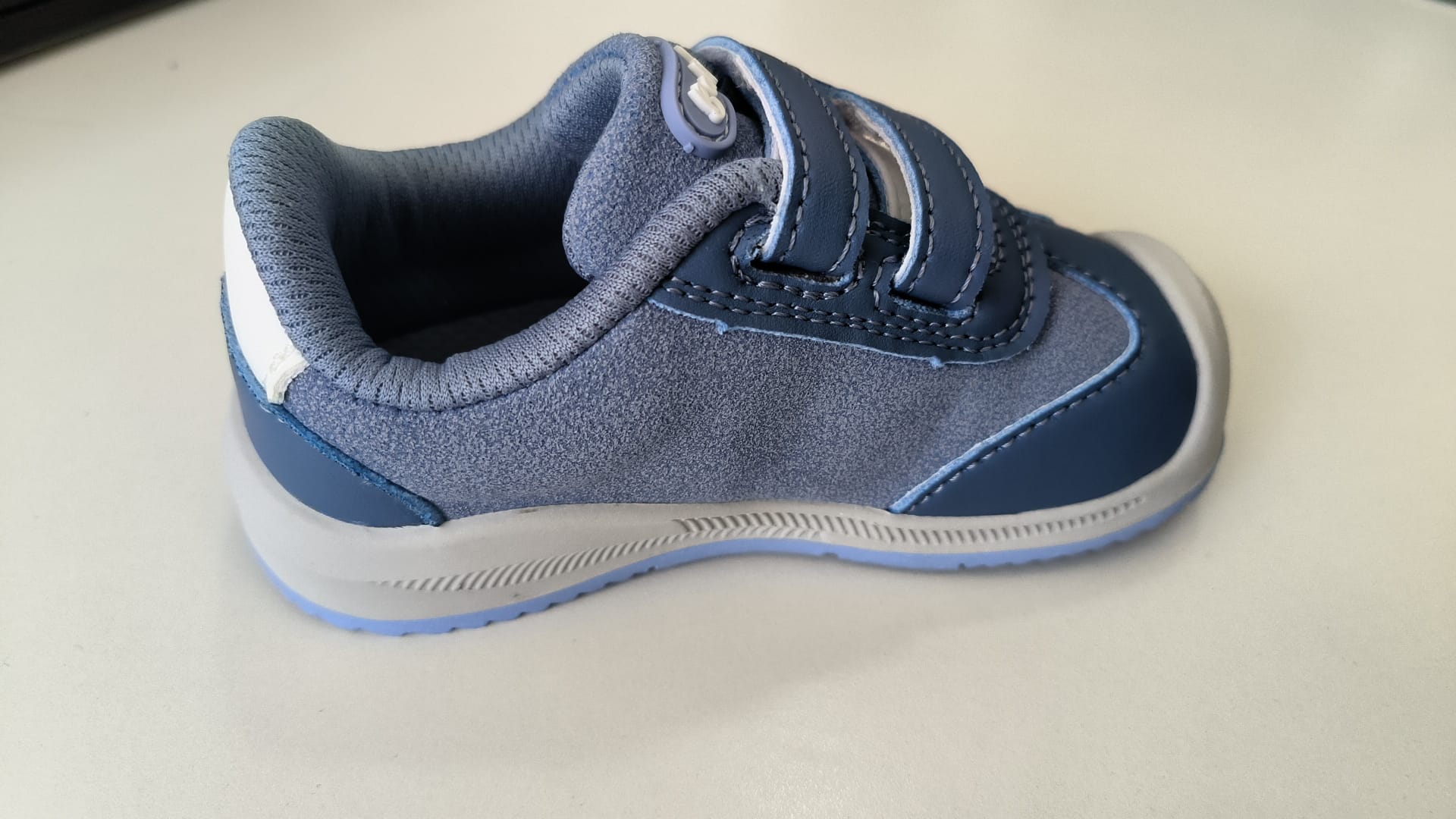 Sapatilha barefoot Chetto azul, vista lateral completa, destacando a sola fina, a ponteira ampla e o material respirável.