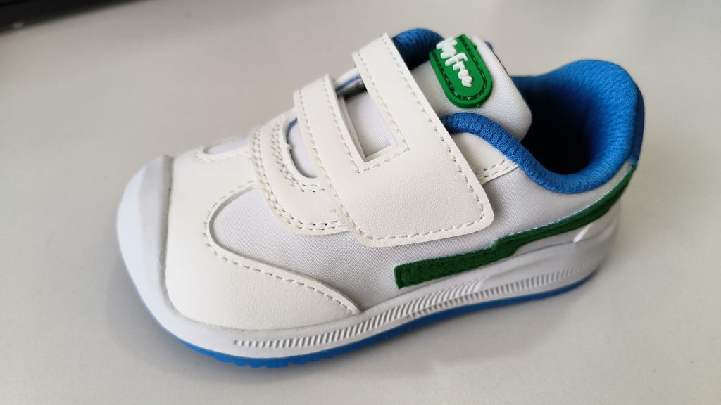 Sapatilha BabyFree Barefoot branca e verde para bebé, vista lateral, com fecho de velcro e forro azul no tornozelo.