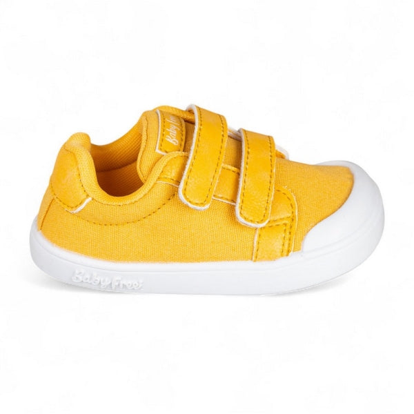 Sapatilha BabyFree Barefoot em lona mostarda com fecho de velcro