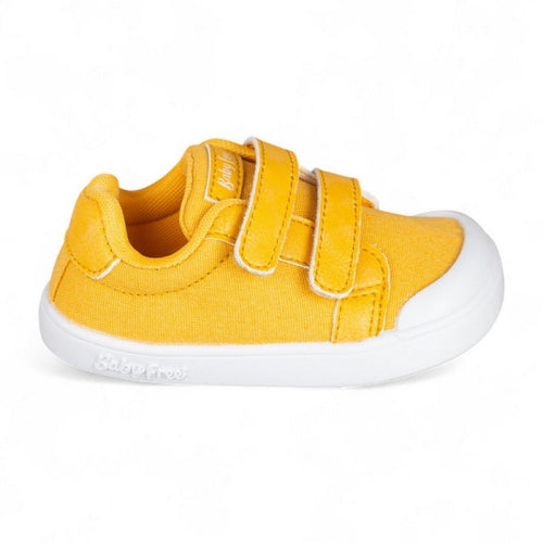 Sapatilha BabyFree Barefoot em lona mostarda com fecho de velcro