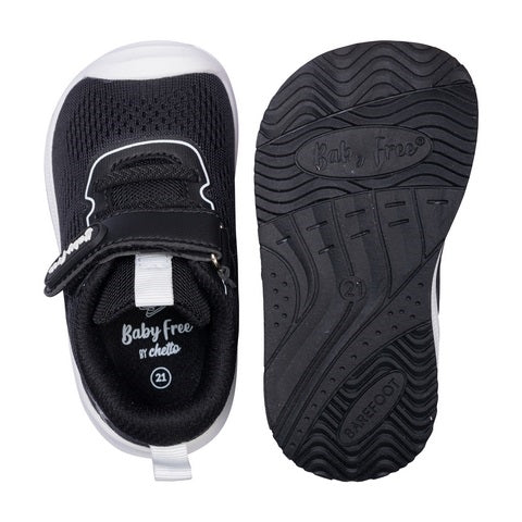 Vista superior e inferior da sapatilha BabyFree Barefoot negra, mostrando a palmilha com logótipos e a sola fina com padrão antiderrapante.