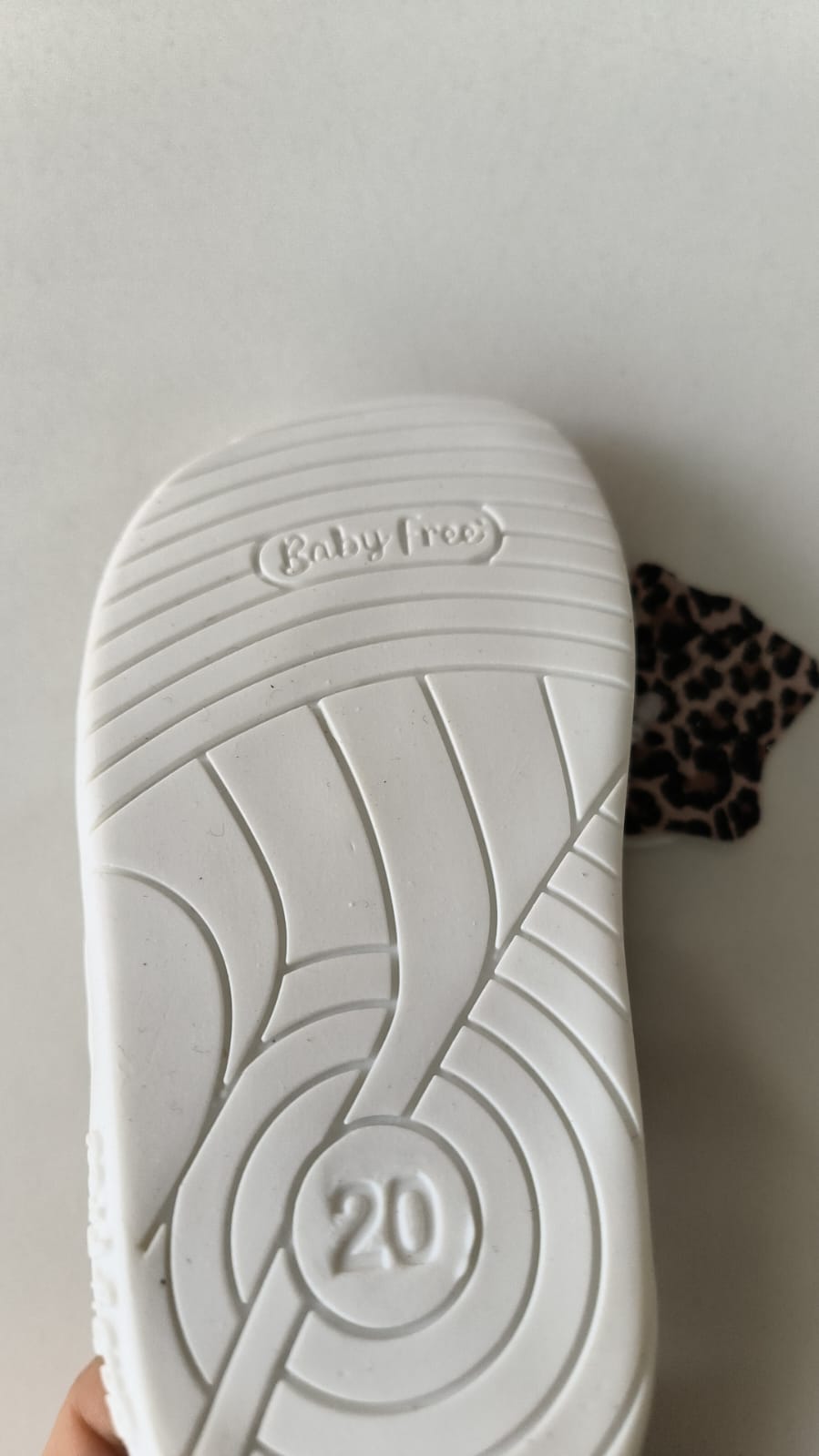 Sola branca flexível de sapatilha barefoot BabyFree, com rasto antiderrapante e tamanho "20" gravado.