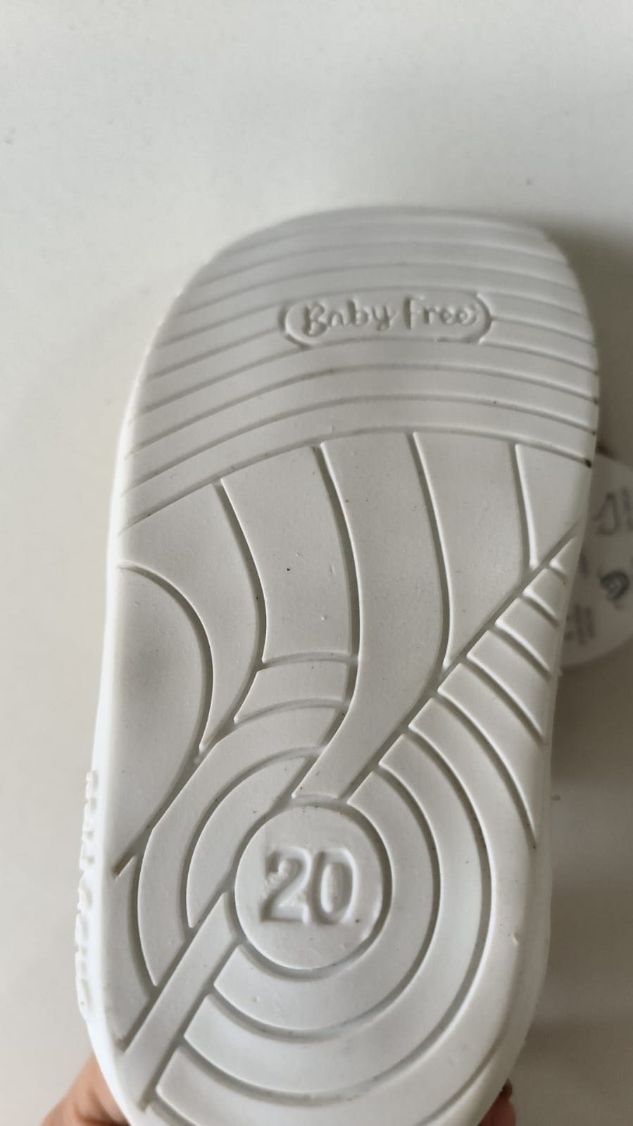 Detalhe da sola branca da sapatilha BabyFree com a numeração "20" e a marca "Baby Free" em relevo.