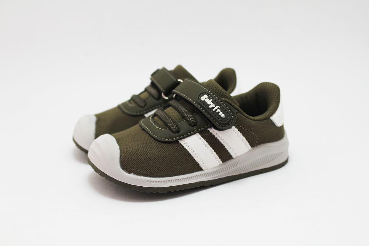 Par de sapatilhas BabyFree Barefoot Chetto verde-azeitona com riscas brancas, fecho de velcro e ponteira protetora, sobre fundo branco.