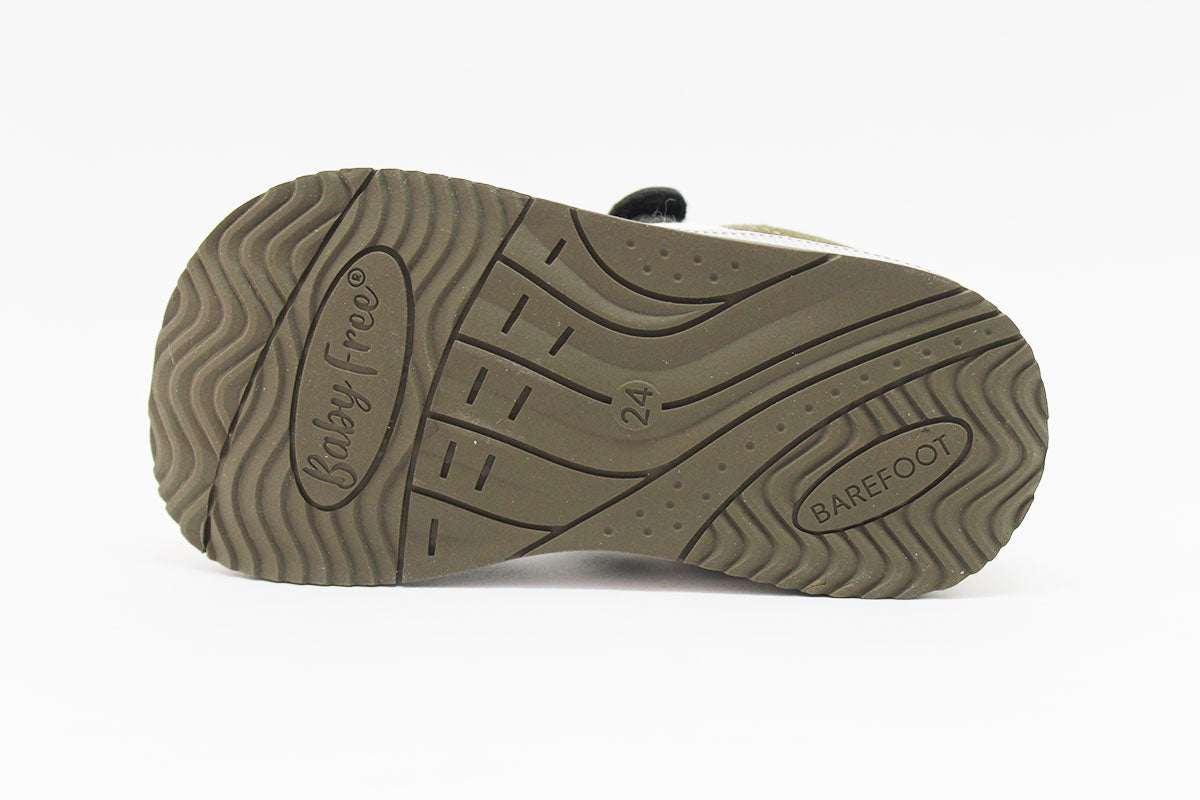 Sola da sapatilha BabyFree Barefoot verde, castanha escura, com rasto ondulado, marca "Baby Free" e inscrição "BAREFOOT", evidenciando a flexibilidade e o 0 drop.