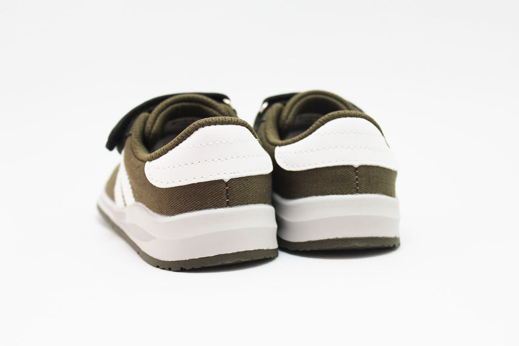 Vista traseira das sapatilhas BabyFree Barefoot verdes, mostrando o reforço branco no calcanhar e a sola cinzenta clara, realçando o design respeitador.