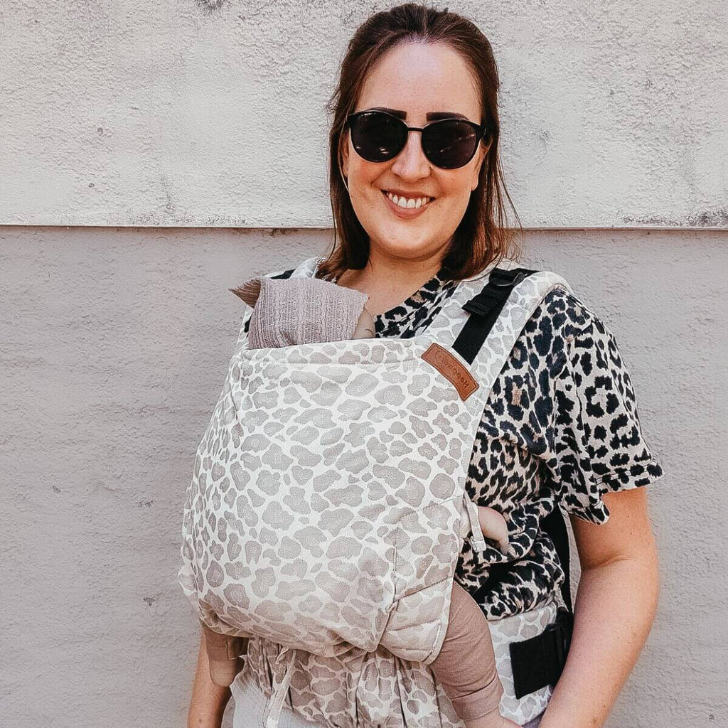 Mochila Hoppediz Buckle BabySize Kigali vista de costas, com as fivelas de ajuste.