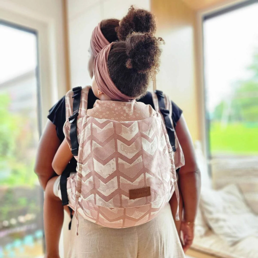 Mochila Hoppediz Ajustável Buckle Toddler Amsterdam Rose em fundo branco, destacando o design minimalista e as alças ergonômicas.