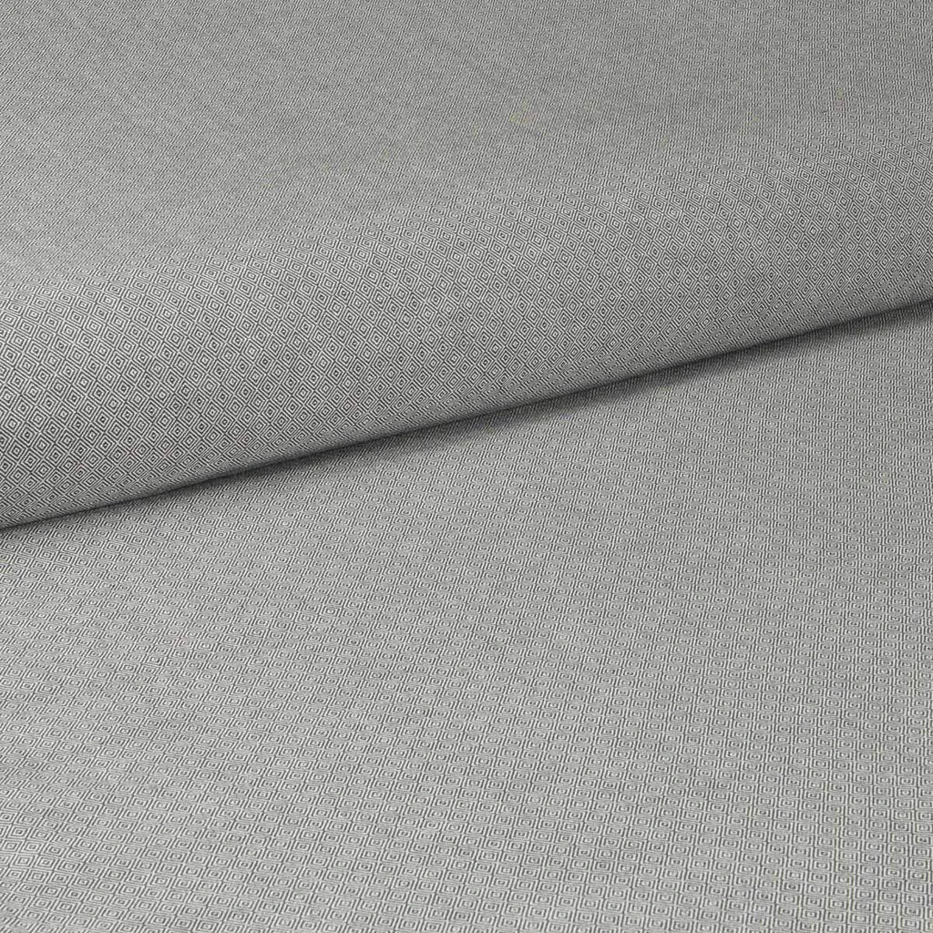 Close-up do tecido 100% algodão utilizado no Mei Tai, exibindo a textura macia e resistente, adequada para a pele sensível do bebé.