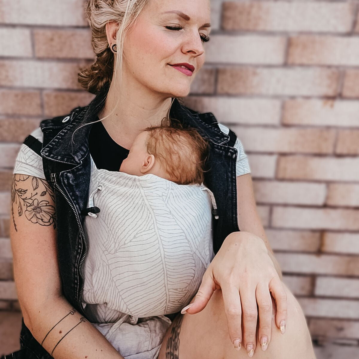 Mochila Hoppediz Primeo Grenada natural linen em uso, com o bebé à frente.