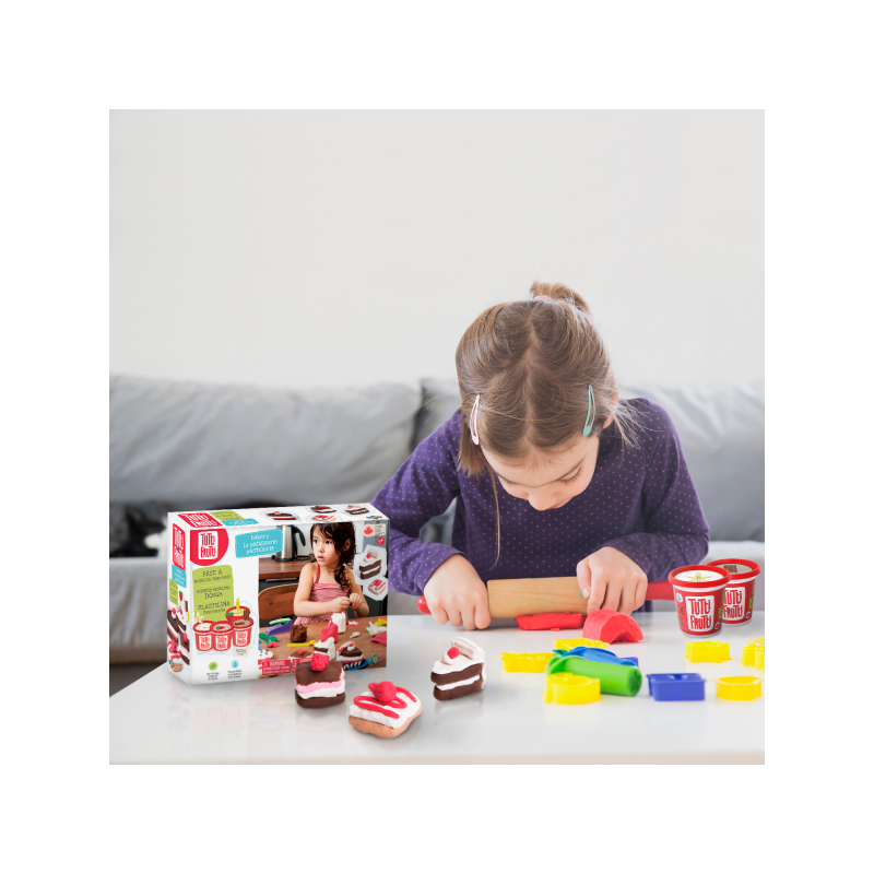 Criança a brincar com o kit Tutti Frutti Plasticina Pastelaria, usando o rolo para modelar e criando doces coloridos.