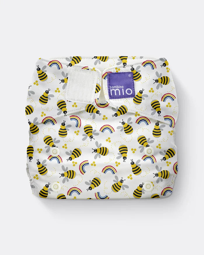 Fralda reutilizável Bambino Mio miosolo classic com padrão "Colmeia de Abelhas" e pequenos arco-íris, vista frontal com fecho de velcro.