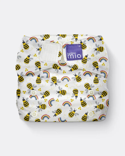 Fralda reutilizável Bambino Mio miosolo classic com padrão "Colmeia de Abelhas" e pequenos arco-íris, vista frontal com fecho de velcro.