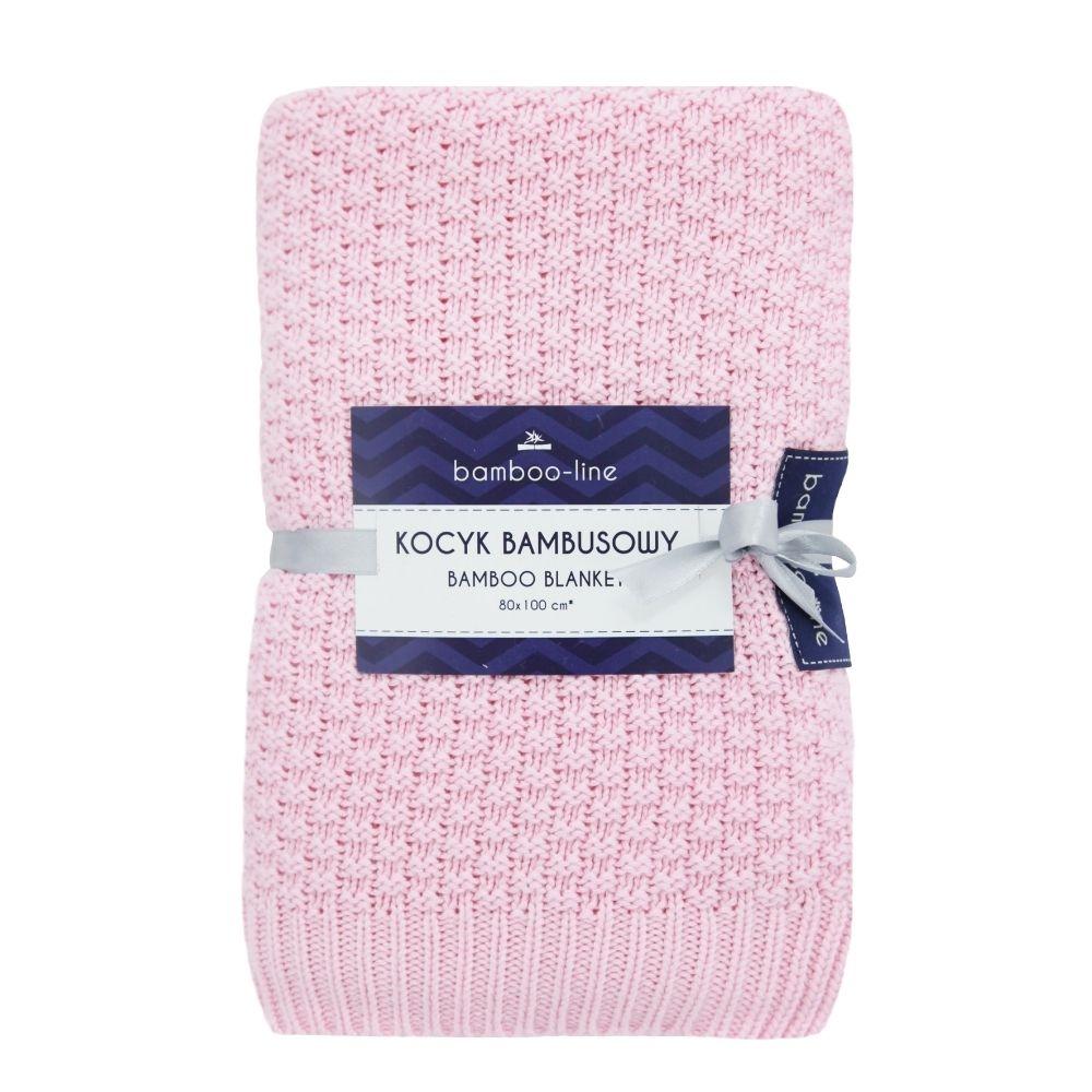 Manta de bebé Bamboo Line rosa, dobrada e embalada com etiqueta da marca, evidenciando a textura tricotada e o tamanho 80x100 cm.