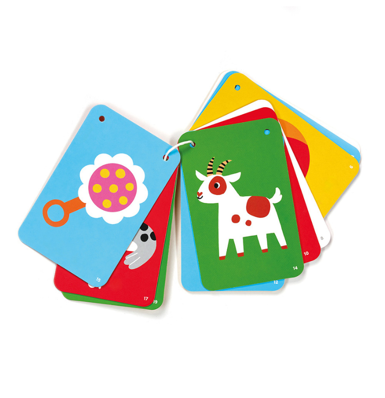 Conjunto de cartões de alto contraste Banana Panda abertos e presos por um cordão, revelando ilustrações como uma cabra e um chocalho.