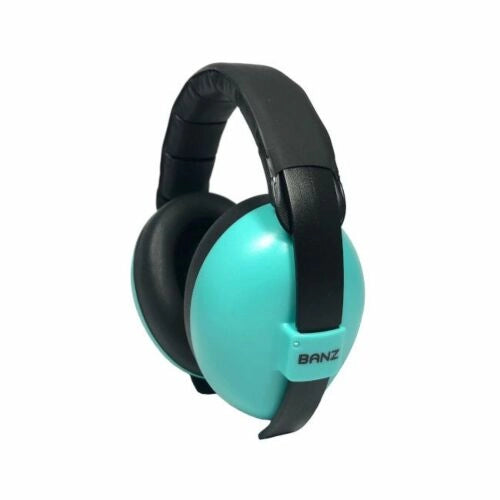 Protetores auditivos infantis Banz azuis com padrão de estrelas brancas e banda almofadada confortável.