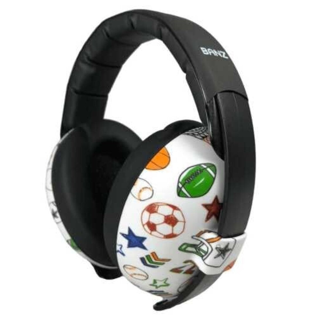 Perfil de criança a utilizar protetores auditivos Banz azuis, demonstrando o ajuste seguro e confortável.