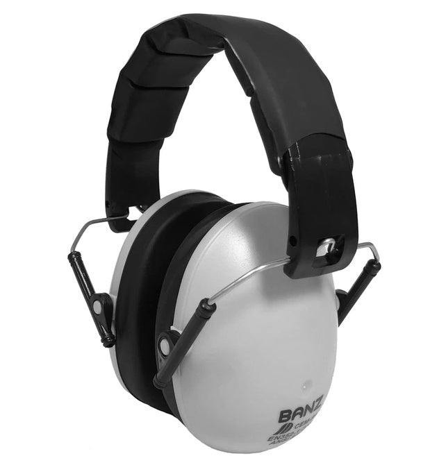 Detalhe lateral de criança a usar abafadores Banz azuis, mostrando o ajuste ergonómico e seguro.