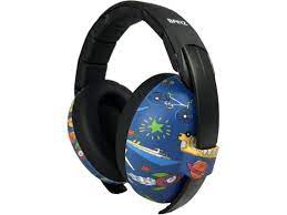 Bebé a utilizar abafadores Banz prateados para proteção auditiva em festivais.