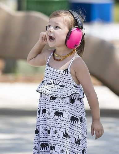 Protetores auriculares Banz brancos com acabamento em pele na bandolete para crianças +3 anos.