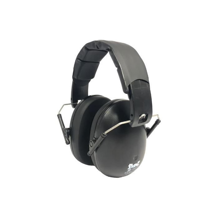 Criança pequena protegida com protetores auriculares Banz cor-de-rosa, ideais para ambientes ruidosos.