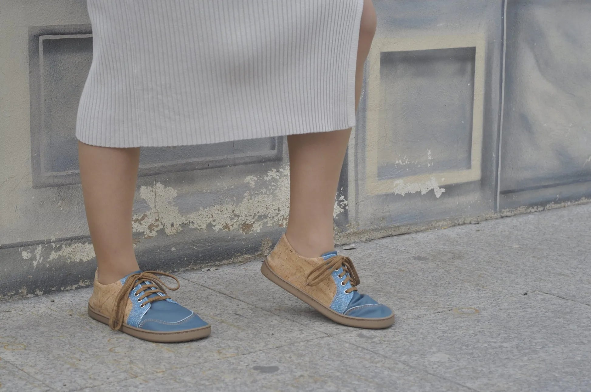 Calçado barefoot adulto Mapis Cork Brilo sendo usado com saia, destacando o conforto e o estilo casual.