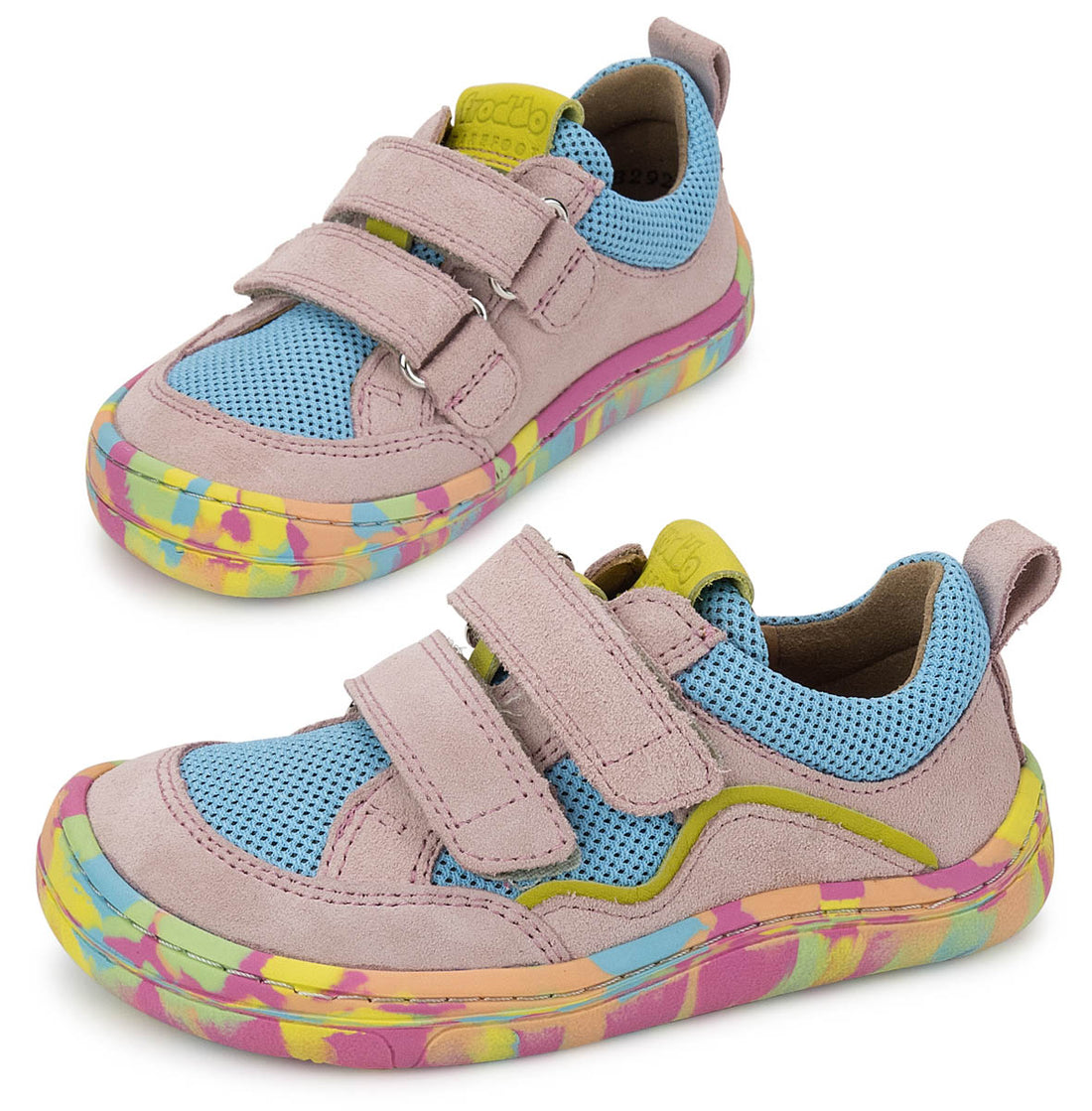 Sapatilha barefoot desportiva multicolorida com fecho em velcro e sola flexível com padrão arco-íris. Design leve e respirável, ideal para conforto e movimento natural dos pés.
