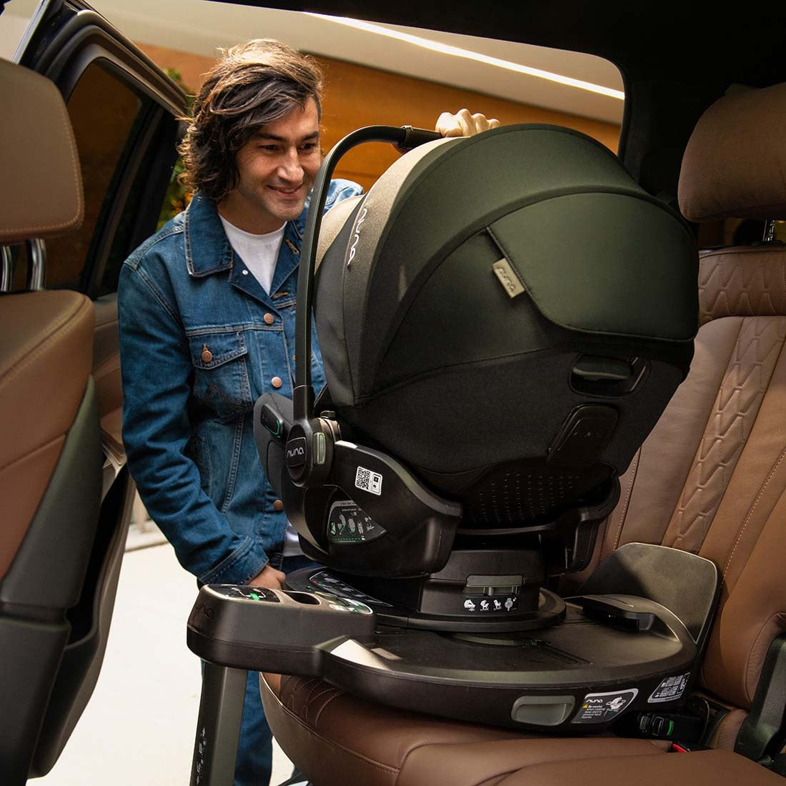 A Base isofix Nuna (modelo CURV) com a perna de apoio totalmente estendida, mostrando a zona deformável para absorção de impacto.