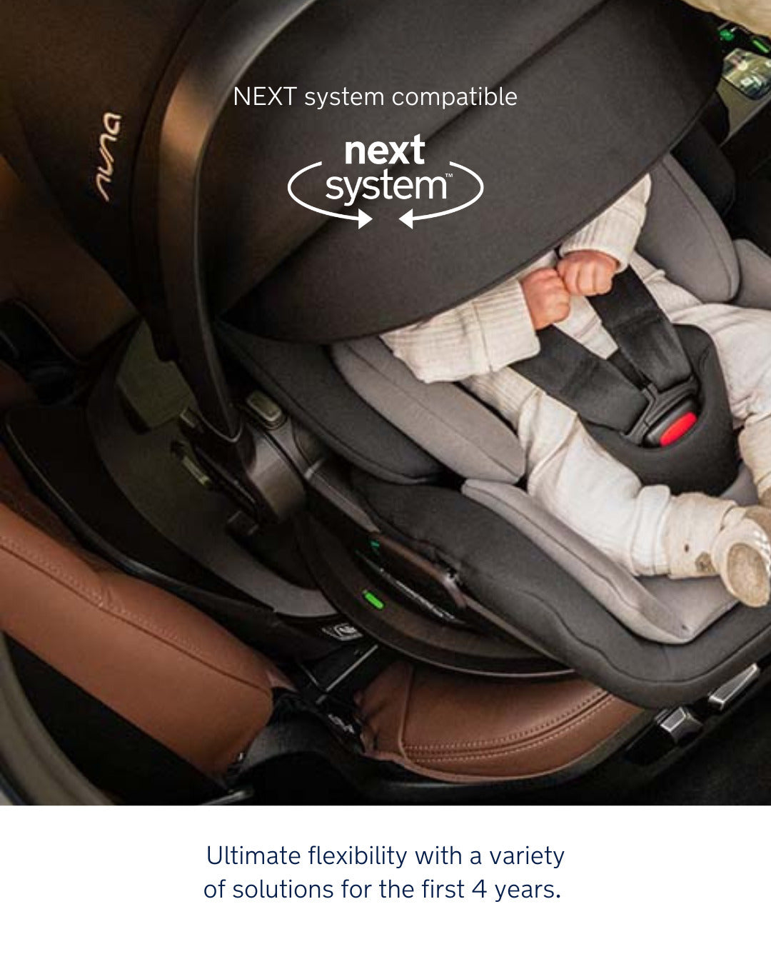 Base isofix Nuna CURV rotativa com uma cadeira auto Nuna acoplada, em posição lateral para facilitar a colocação do bebé.