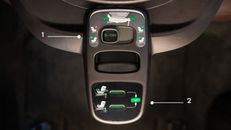 Base isofix Nuna PIPA/PIPA Next fixa instalada num carro, mostrando a perna de apoio estendida e os indicadores de instalação verdes.