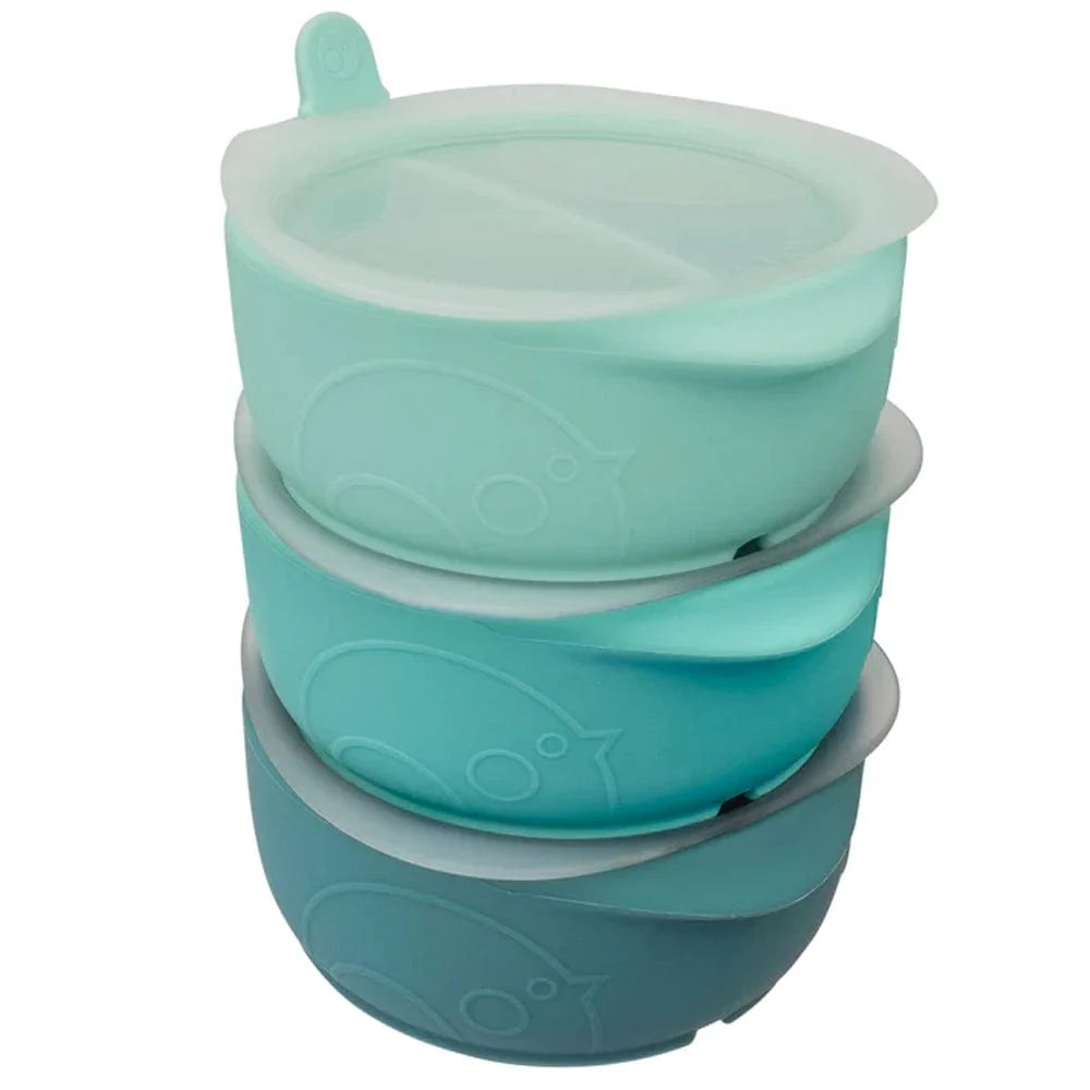Três taças b.box empilhadas em tons de verde/azul, com tampas herméticas translúcidas e design de ave em relevo.