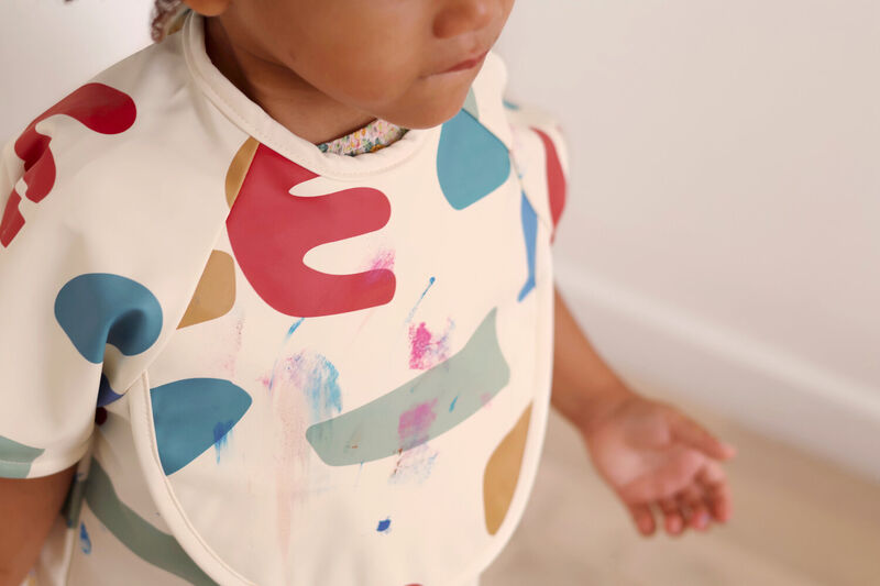 Beaba Babete com mangas evolutivo 2 em 1 Playful em utilização