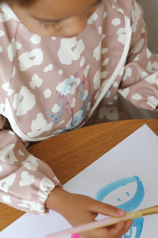 Beaba Babete com mangas evolutivo 2 em 1 Savannah Bloom em utilização