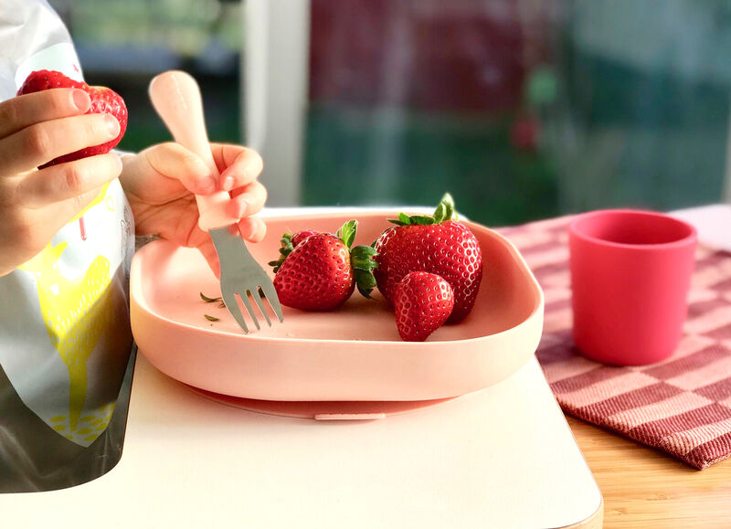 Beaba Conjunto 3 talheres em aço inoxidável Rosa em utilização