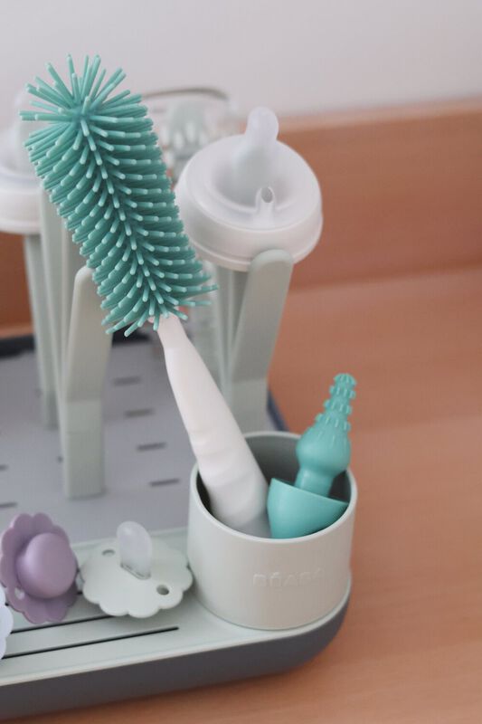 Beaba Escova de limpar biberões em silicone 2 em 1 Verde Sálvia em utilização