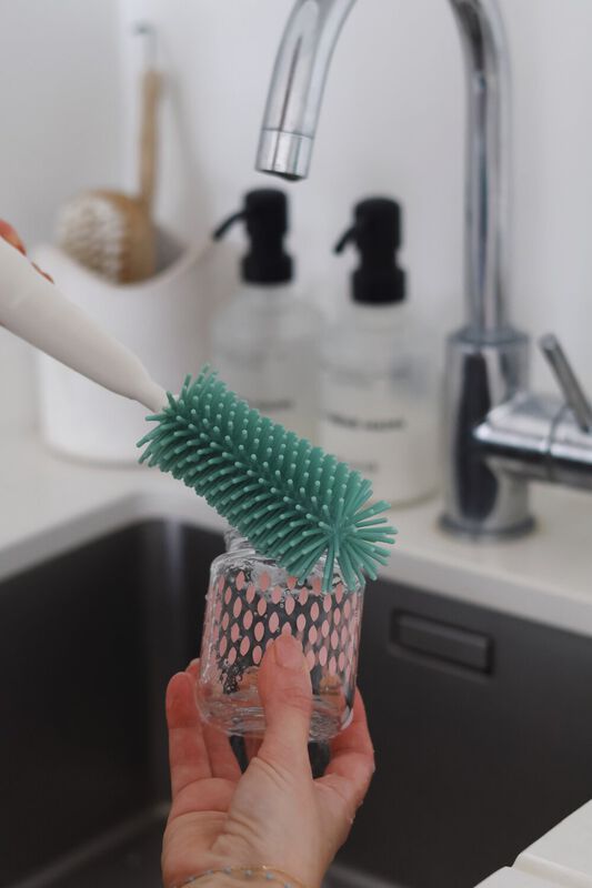 Beaba Escova de limpar biberões em silicone 2 em 1 Verde Sálvia em utilização