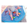 Pés de bebé e brinquedos coloridos na base da tenda Olmitos Deep Blue, com ilustrações marinhas.